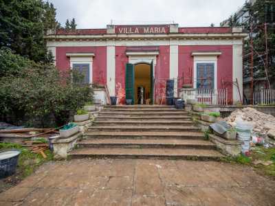 ... ci porta dinanzi al prospetto rosso della villa. L�edificio si sviluppa su un piano rialzato al quale si giunge attraverso una larga scala che conduce al ballatoio d�ingresso